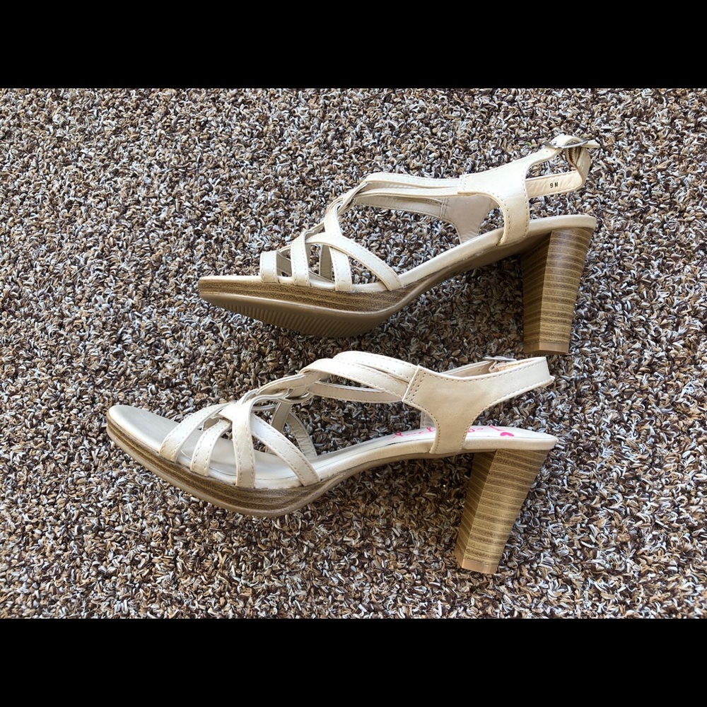 Jellypop Sandals with with adjustable strap sz-9